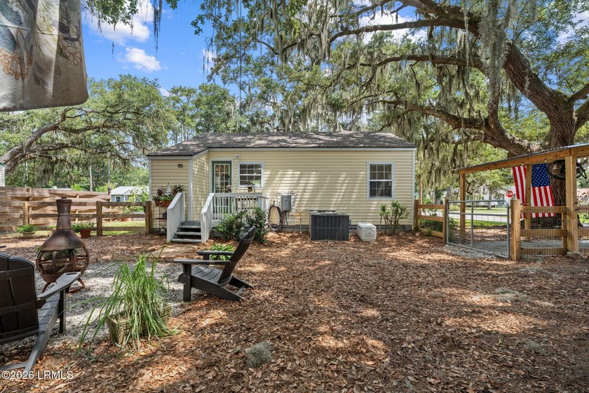 Move-in ready in highly desirable Pigeon Point! This charming - photo 27