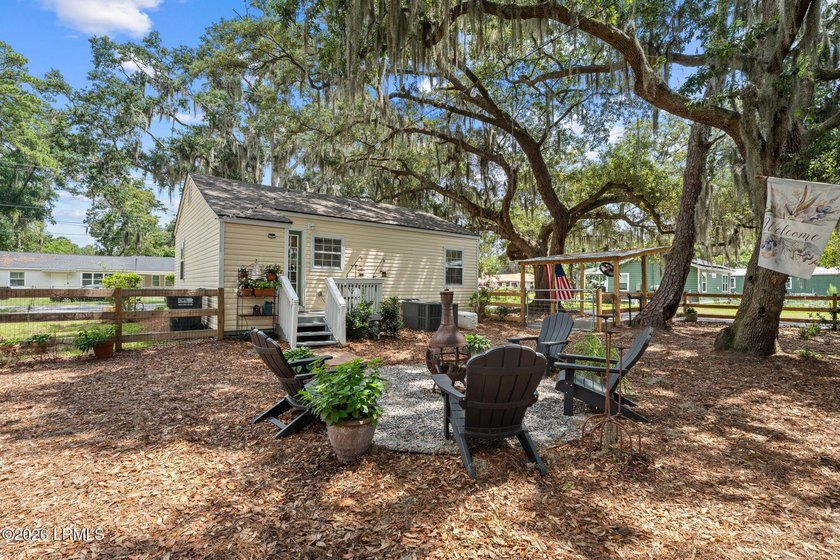 Move-in ready in highly desirable Pigeon Point! This charming - photo 28