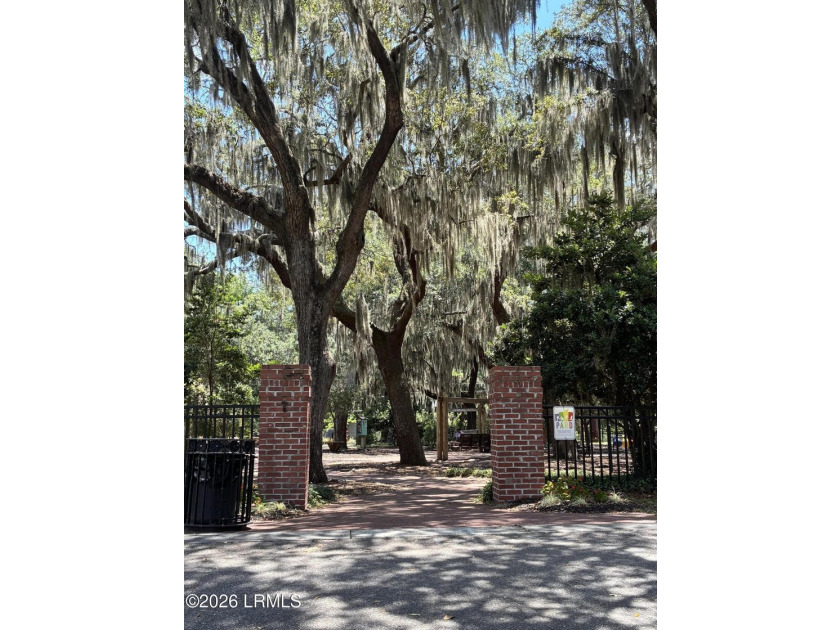 Move-in ready in highly desirable Pigeon Point! This charming - photo 32