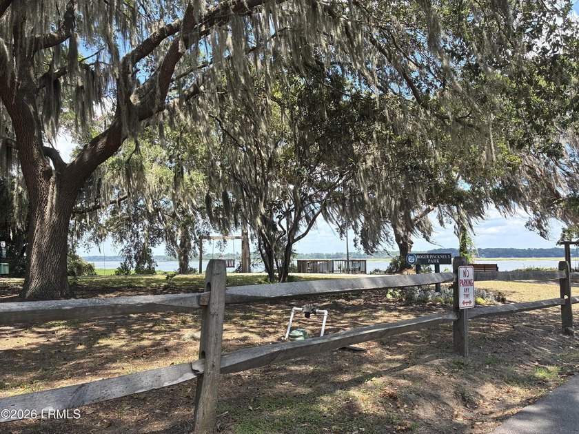 Move-in ready in highly desirable Pigeon Point! This charming - photo 35