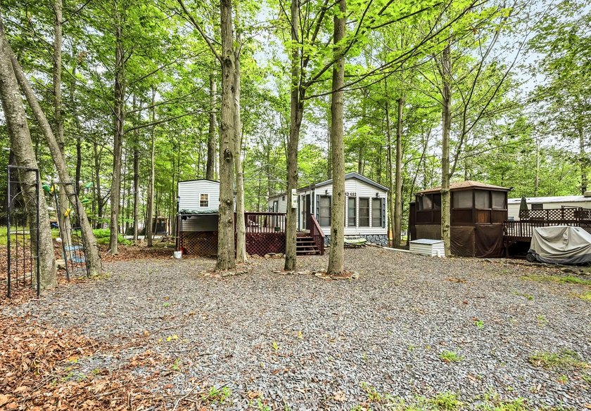 Newly updated, excellent condition, super wide and spacious lot - photo 2