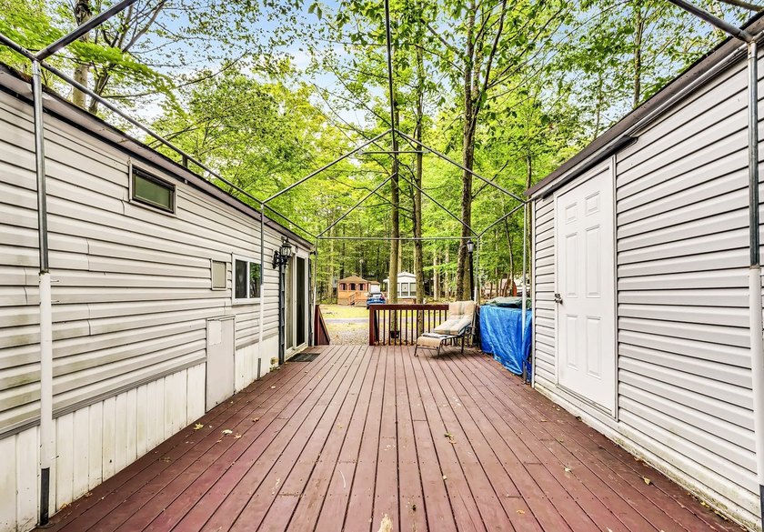 Newly updated, excellent condition, super wide and spacious lot - photo 3