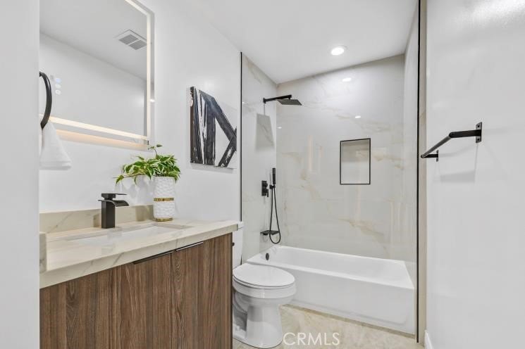 Welcome to this beautifully updated 5-bedroom, 4-bathroom home - photo 14