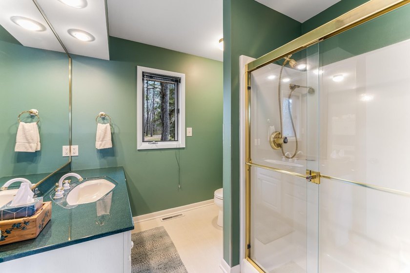 Sprawling ranch-style 3-bedroom, 2 full bath home with a bonus - photo 18