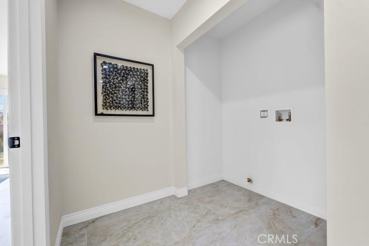 Welcome to this beautifully updated 5-bedroom, 4-bathroom home - photo 21