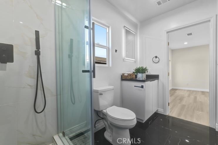 Welcome to this beautifully updated 5-bedroom, 4-bathroom home - photo 23