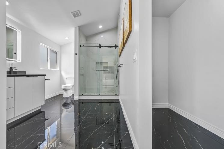 Welcome to this beautifully updated 5-bedroom, 4-bathroom home - photo 27