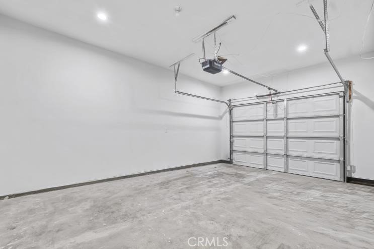 Welcome to this beautifully updated 5-bedroom, 4-bathroom home - photo 31