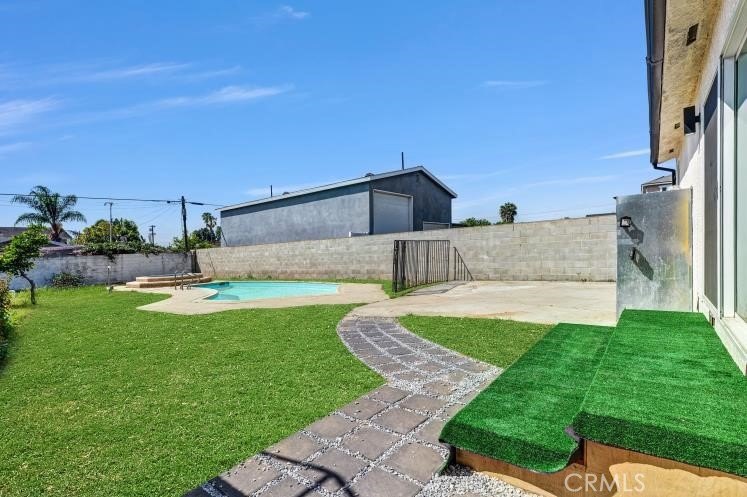 Welcome to this beautifully updated 5-bedroom, 4-bathroom home - photo 32