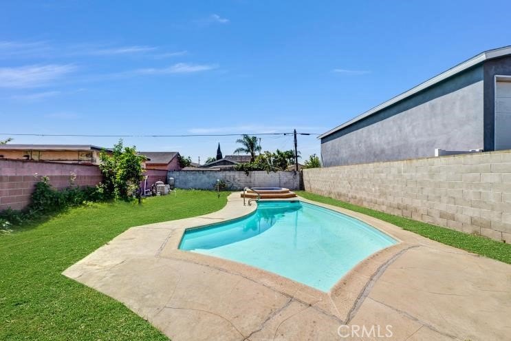 Welcome to this beautifully updated 5-bedroom, 4-bathroom home - photo 33