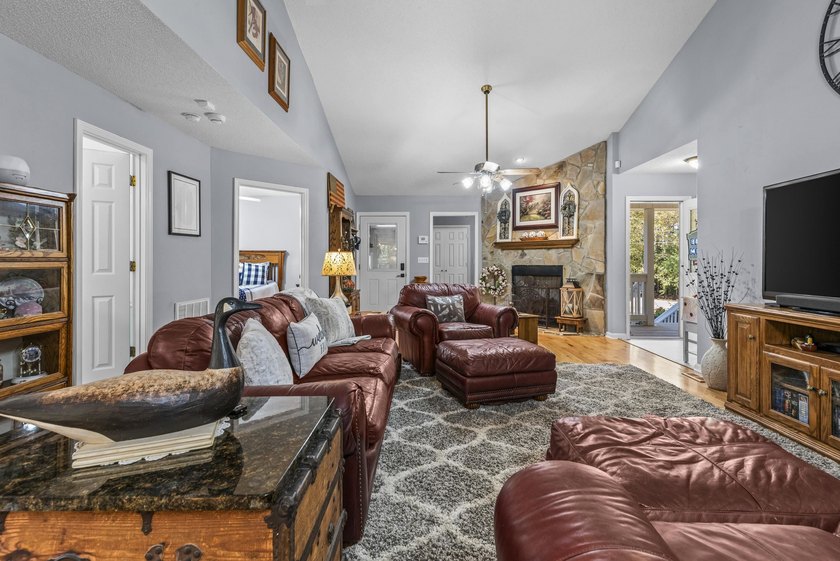 ONE LEVEL RANCH IN EXCELLENT CONDITION IN AWESOME LAKE - photo 7