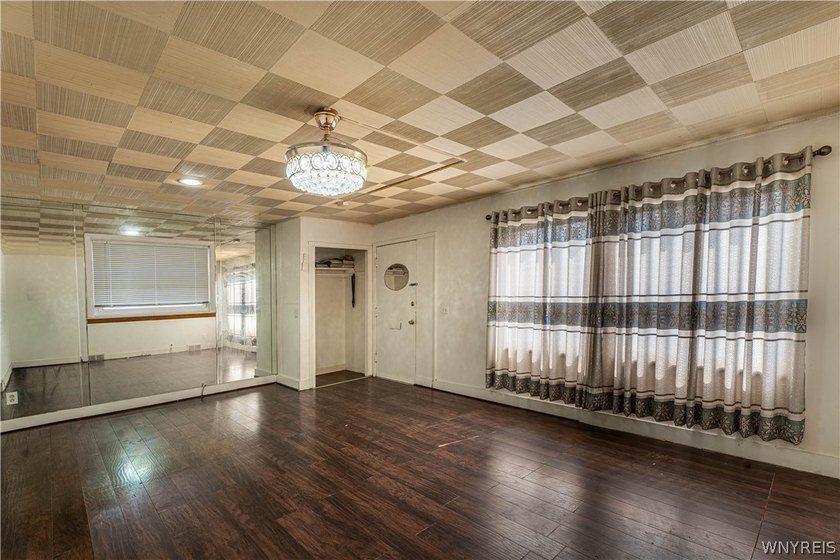 Welcome to this beautifully well-maintained and move-in-ready - photo 4