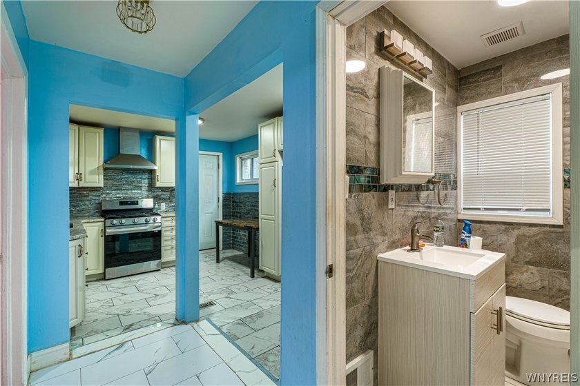 Welcome to this beautifully well-maintained and move-in-ready - photo 10