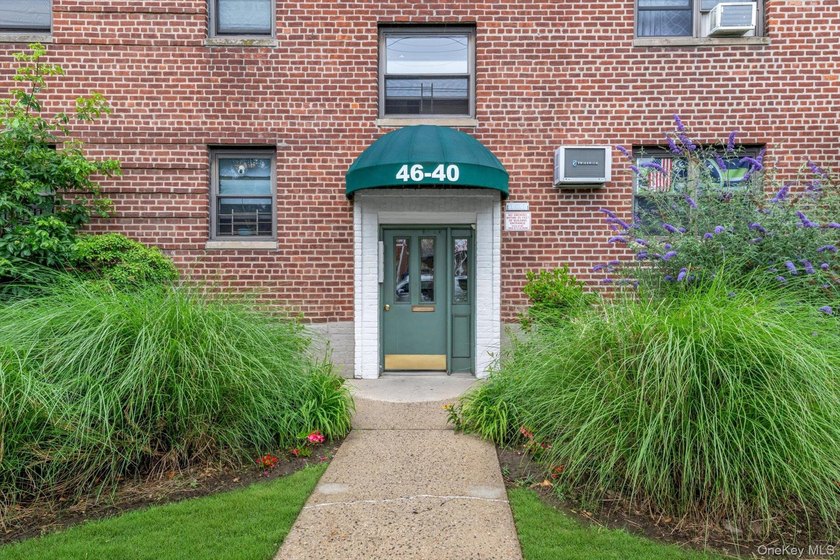 This beautiful 1 bedroom, 1 bath residence at Jeffrey Gardens - photo 2