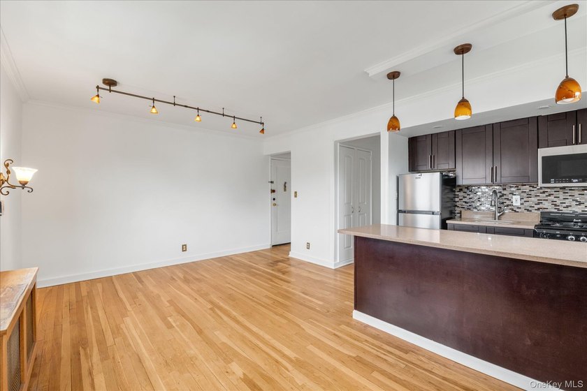 This beautiful 1 bedroom, 1 bath residence at Jeffrey Gardens - photo 3