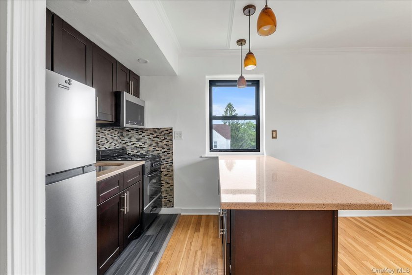 This beautiful 1 bedroom, 1 bath residence at Jeffrey Gardens - photo 4