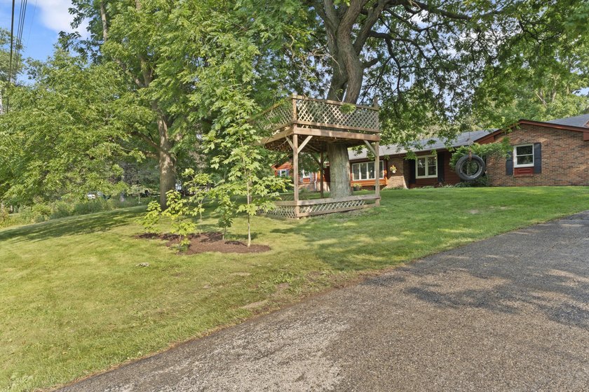 BEST OF BOTH WORLDS - Oconomowoc schools and amenities + Ixonia - photo 2