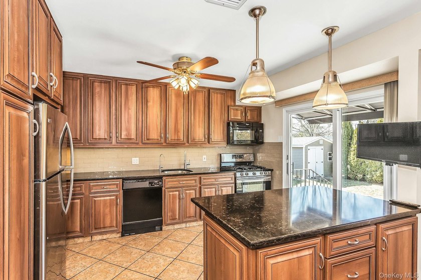 Diamond-condition Wantagh split: 3 beds, 2.5 baths, oversized - photo 4