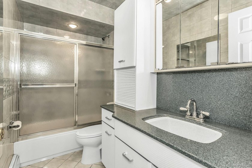 Diamond-condition Wantagh split: 3 beds, 2.5 baths, oversized - photo 7