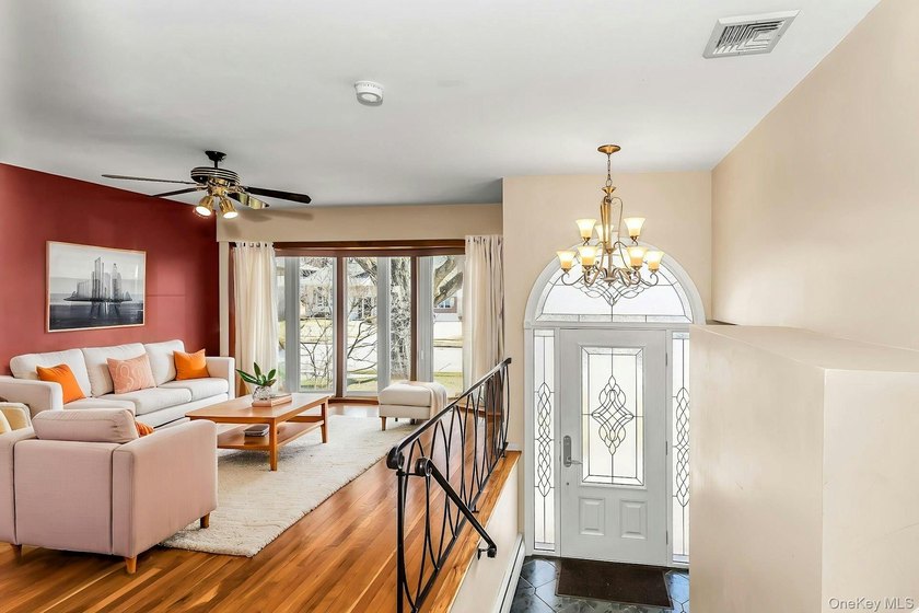 Diamond-condition Wantagh split: 3 beds, 2.5 baths, oversized - photo 10
