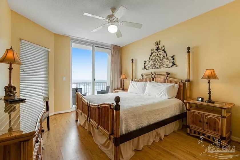 Beautiful three-bedroom, three-bath corner-unit condo with - photo 11