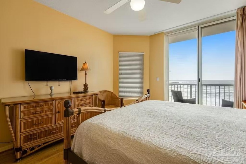 Beautiful three-bedroom, three-bath corner-unit condo with - photo 12