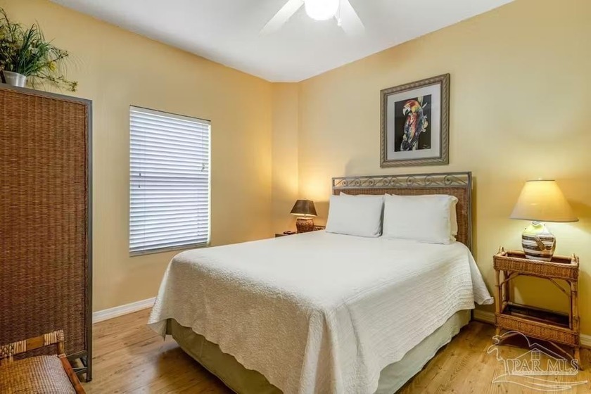 Beautiful three-bedroom, three-bath corner-unit condo with - photo 16
