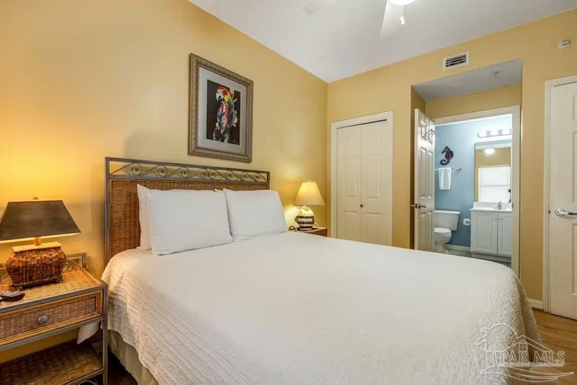 Beautiful three-bedroom, three-bath corner-unit condo with - photo 17