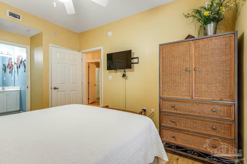 Beautiful three-bedroom, three-bath corner-unit condo with - photo 18