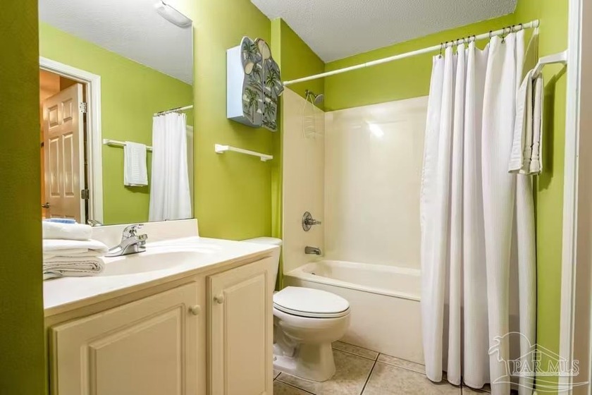 Beautiful three-bedroom, three-bath corner-unit condo with - photo 19