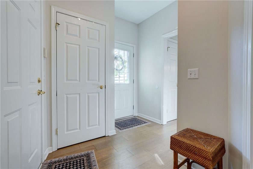 Welcome home to this beautifully updated Colonial, ideally - photo 20