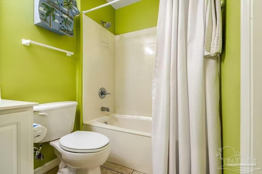 Beautiful three-bedroom, three-bath corner-unit condo with - photo 20