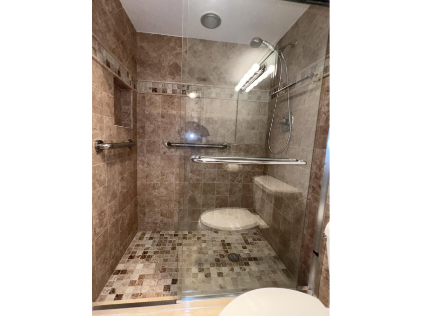 Beautiful Lake &amp; Fountain View, 2 Bed / 2 Bath, Substantially - photo 20