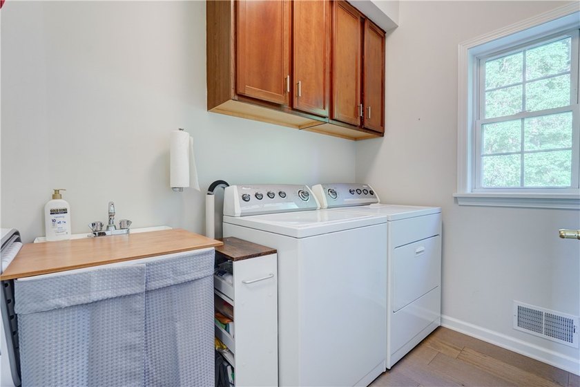 Welcome home to this beautifully updated Colonial, ideally - photo 21