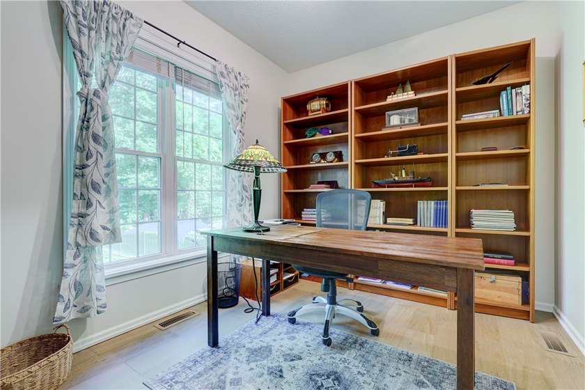 Welcome home to this beautifully updated Colonial, ideally - photo 23
