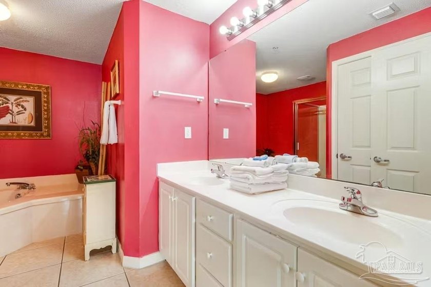 Beautiful three-bedroom, three-bath corner-unit condo with - photo 23