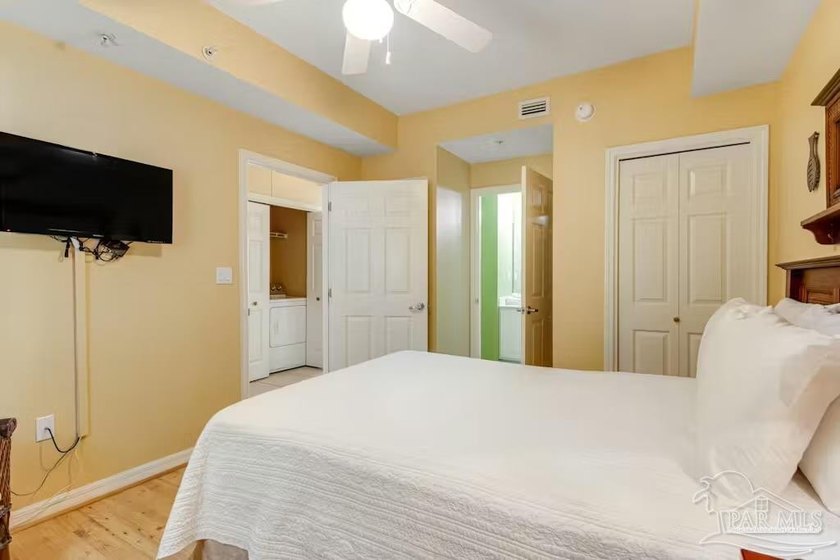 Beautiful three-bedroom, three-bath corner-unit condo with - photo 25