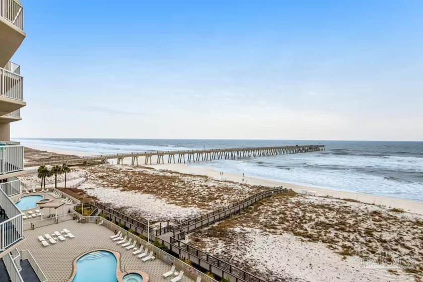 Beautiful three-bedroom, three-bath corner-unit condo with - photo 27