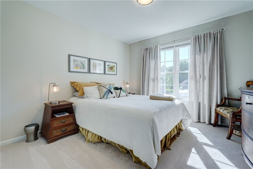 Welcome home to this beautifully updated Colonial, ideally - photo 31