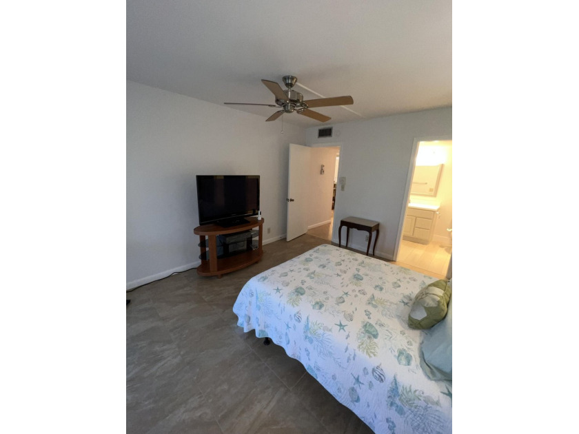 Beautiful Lake &amp; Fountain View, 2 Bed / 2 Bath, Substantially - photo 34