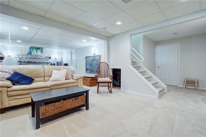 Welcome home to this beautifully updated Colonial, ideally - photo 36