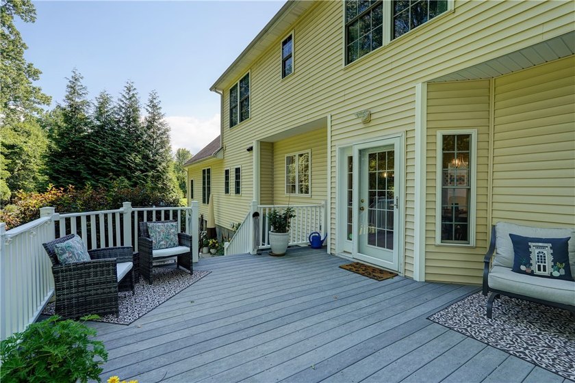 Welcome home to this beautifully updated Colonial, ideally - photo 44