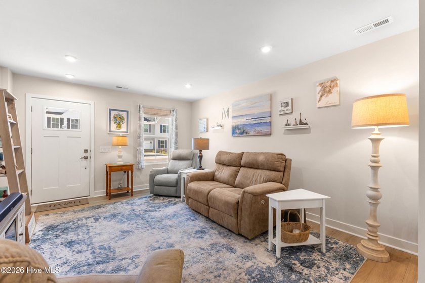 MOTIVATED SELLERS--PRICED TO SELL! Don't miss this move-in-ready - photo 5