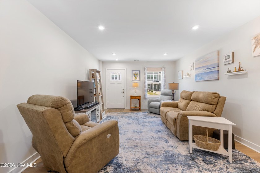 MOTIVATED SELLERS--PRICED TO SELL! Don't miss this move-in-ready - photo 6