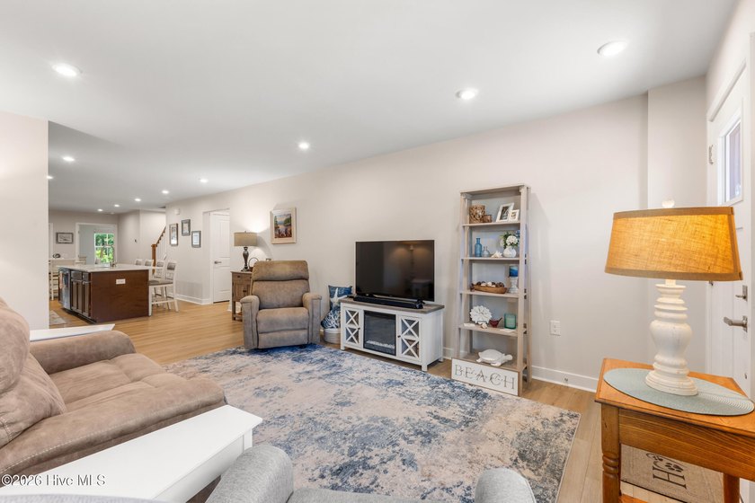 MOTIVATED SELLERS--PRICED TO SELL! Don't miss this move-in-ready - photo 8