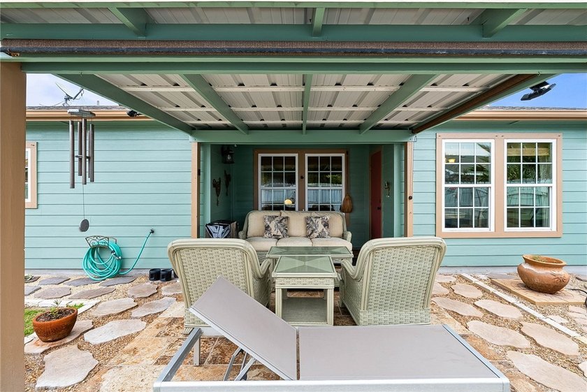 BOAT GARAGE | COVERED PATIO This beautifully maintained - photo 2