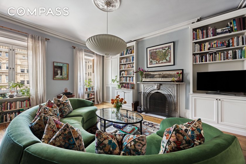 Rare full-floor 2 bed penthouse condo that soars quietly above - photo 3