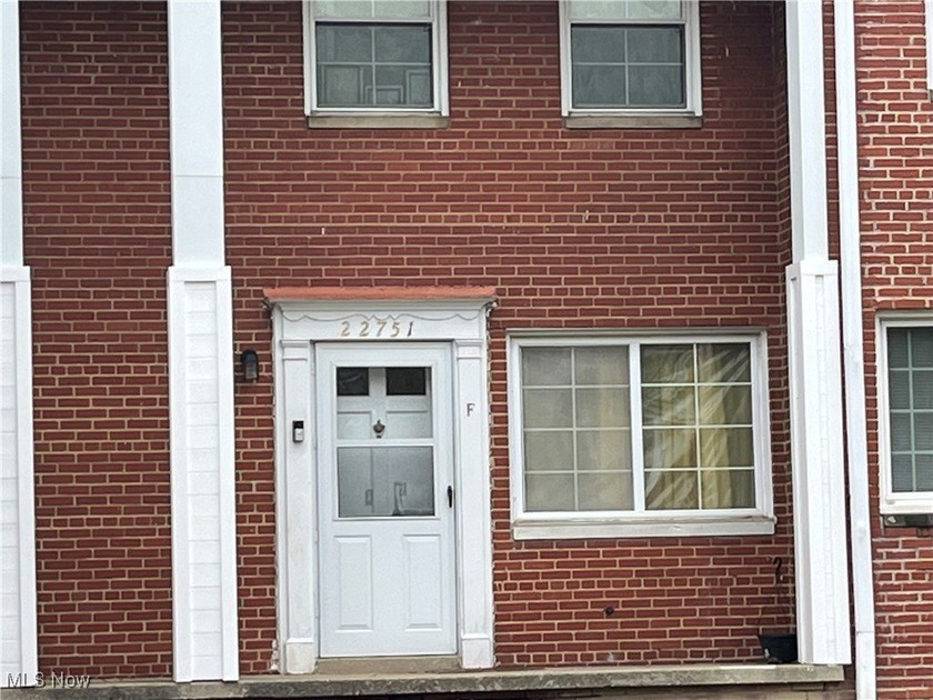 Move-in ready condo in the heart of Euclid! Conveniently located - photo 2