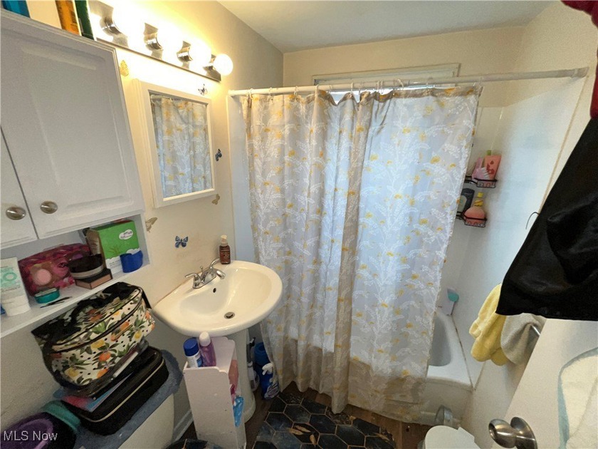 Move-in ready condo in the heart of Euclid! Conveniently located - photo 8
