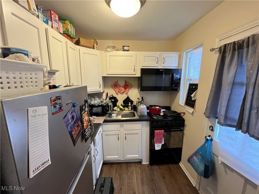 Move-in ready condo in the heart of Euclid! Conveniently located - photo 9